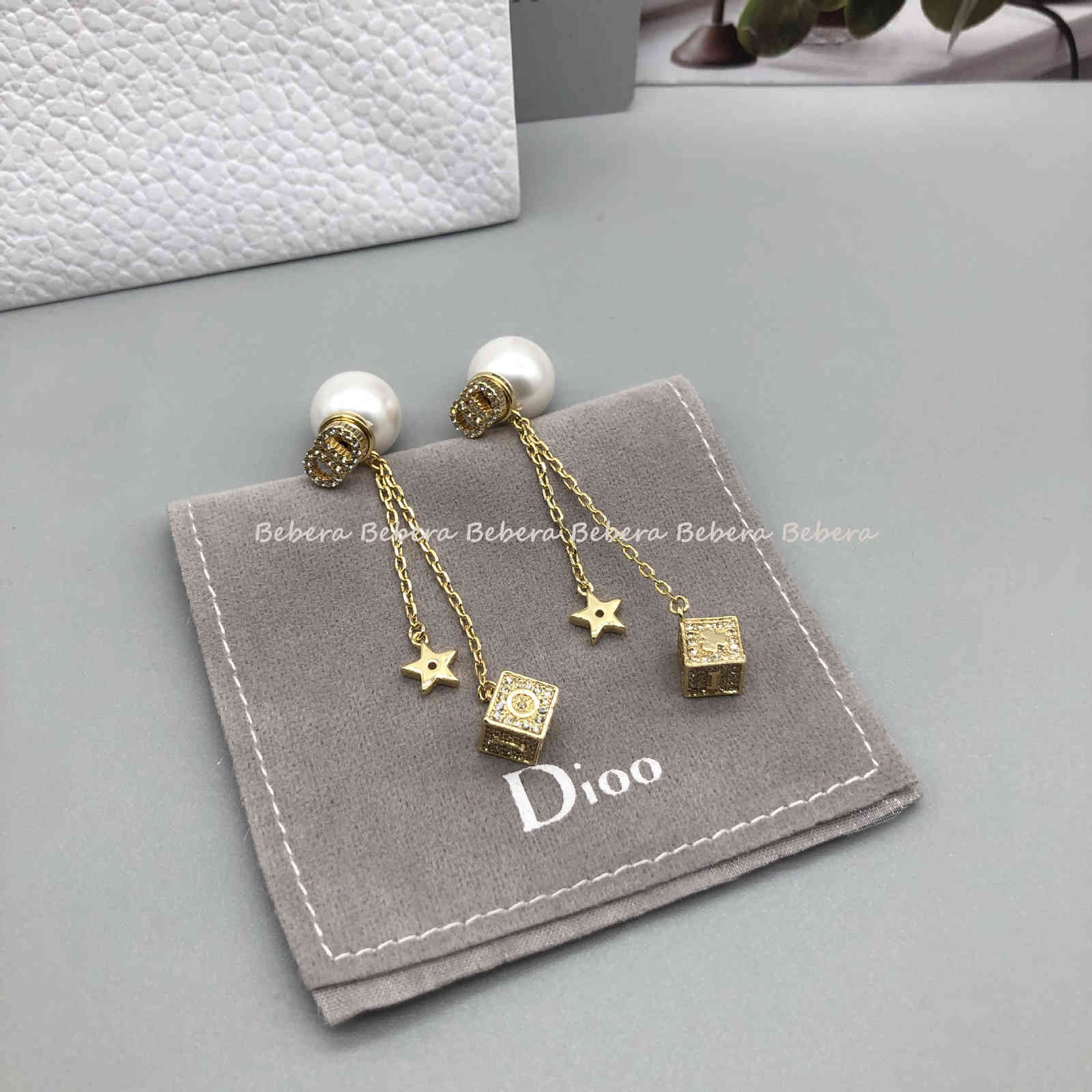 Designer jewelry family new dice Star Letter tassel square Pearl Earrings net red temperament
Designer jewelry family new dice Star Letter tassel square Pearl Earrings net red temperament