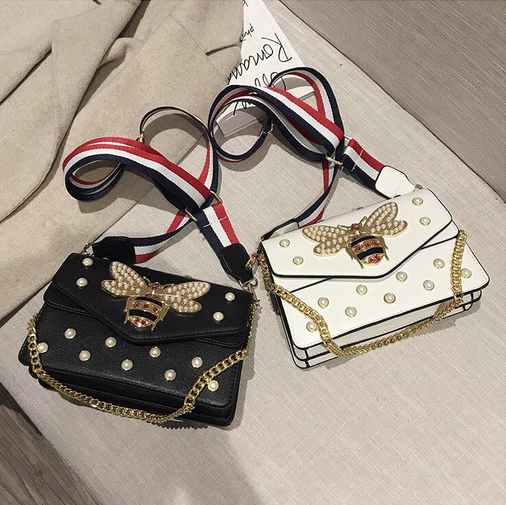 Factory outlet women handbag exquisite diamond chain bag sweet lady Pearl decoration womens shoulder bags striped wide shoulders strap fashion handbags
Factory outlet women handbag exquisite diamond chain bag sweet lady Pearl decoration womens shoulder bags striped wide shoulders strap fashion handbags