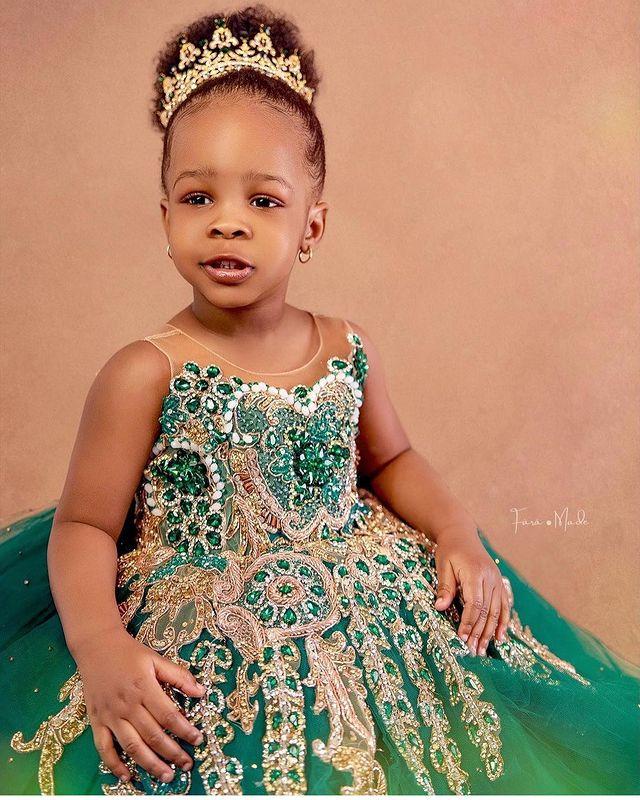 2021 Hunter Green Luxurious Flower Girl Dresses Lace Beaded Crystals Ball Gown Tulle Lilttle Kids Birthday Pageant Weddding Gowns ZJ677