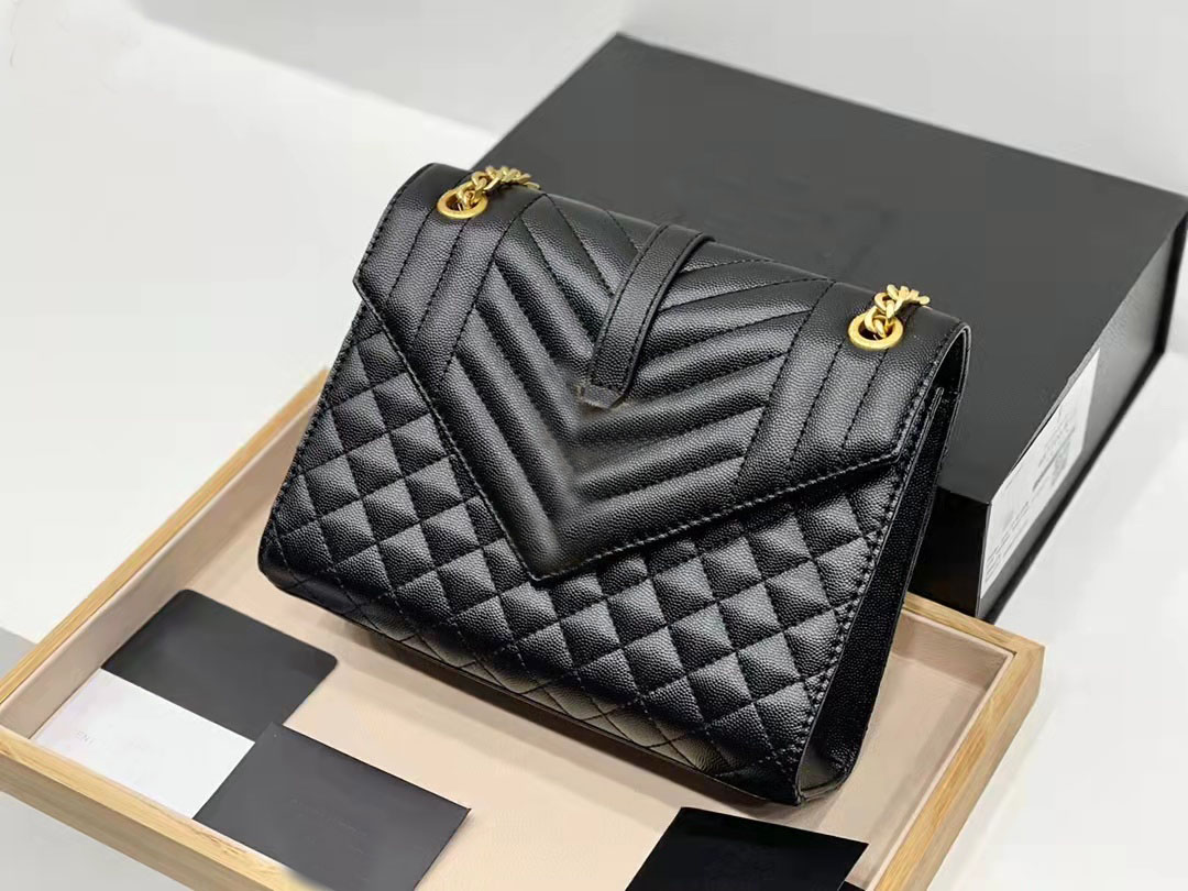 Designer designed high quality shoulder bag. Side with rivet trim. There are double compartments inside. Large capacity. Size: 24cm, Black
Designer designed high quality shoulder bag. Side with rivet trim. There are double compartments inside. Large capacity. Size: 24cm, Black