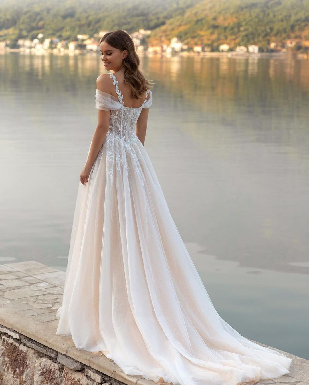 Princess Wedding Dress Deep V Neck Spaghetti Straps Bridal Gowns Lace Appliques Back Zipper Floor Length Robe de mariee
