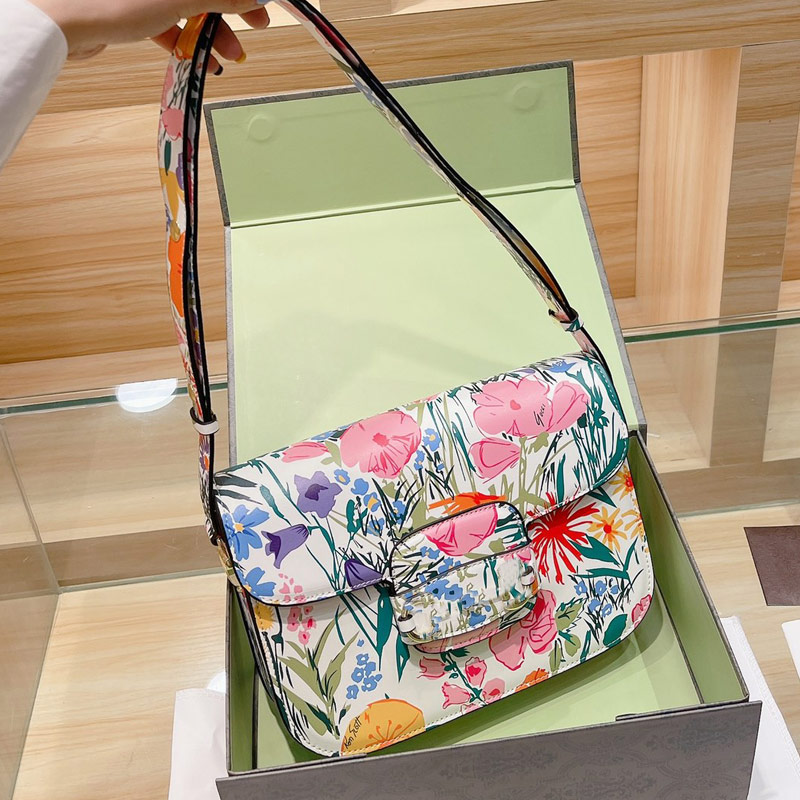 Fashion Crossbody Bag Floral Print Messenger Bags Women Handbags Purse Classic Letter Hasp Flap Handbag Zipper Pocket Clutch
Fashion Crossbody Bag Floral Print Messenger Bags Women Handbags Purse Classic Letter Hasp Flap Handbag Zipper Pocket Clutch
