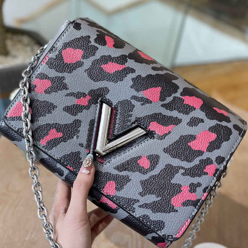 designer Women Shoulder Bags Letter Hasp Contrast Color Handbags Stylish Twisted Chain Bags 9 Colors Pleated Handle Bags, Box
designer Women Shoulder Bags Letter Hasp Contrast Color Handbags Stylish Twisted Chain Bags 9 Colors Pleated Handle Bags, Box