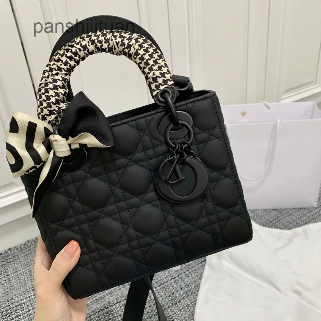 Designer D Handbags Lingge chain women's 2022 autumn and winter new fashion tote Diana versatile portable messenger, Black small black hardware original
Designer D Handbags Lingge chain women's 2022 autumn and winter new fashion tote Diana versatile portable messenger, Black small black hardware original