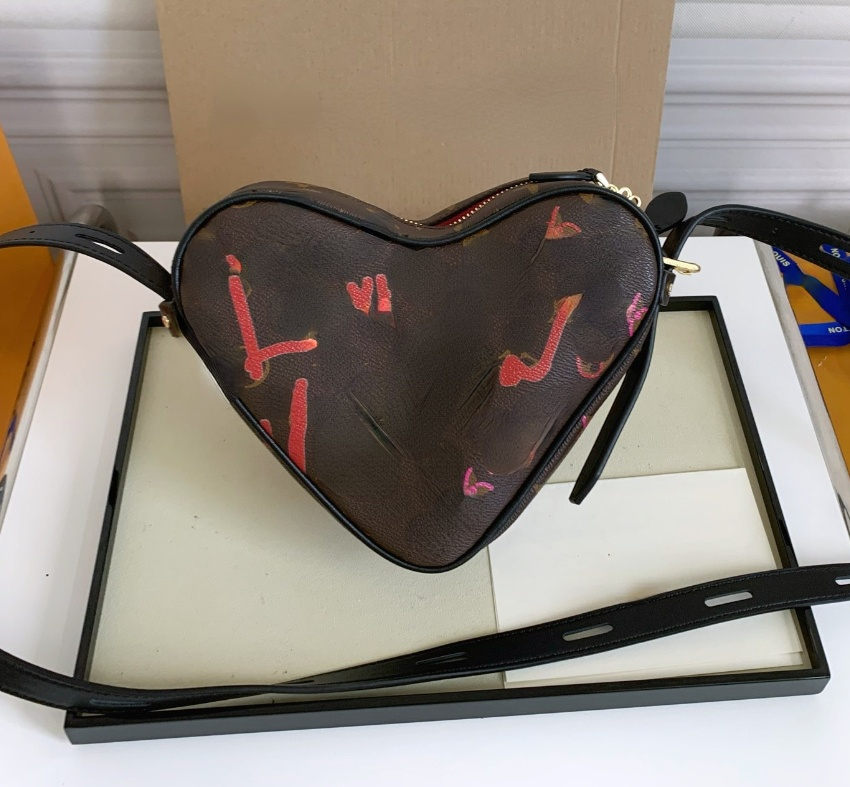 Fashion Women's Brown Leather Red Printing Letter Crossbody Shoulder Bags Designer L Heart Shape Small Bag for Girls
Fashion Women's Brown Leather Red Printing Letter Crossbody Shoulder Bags Designer L Heart Shape Small Bag for Girls