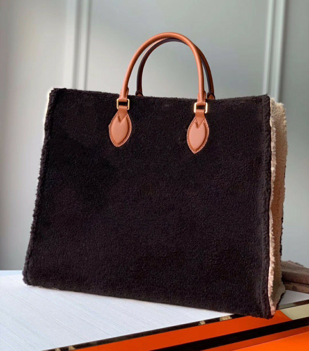 Teddy Large Capacity Bag Black White Color Pattern Wool Flower Letter 40cm ONTHEGO GM Casual Tote Business Shopping Luxurys Designers Bags, 06
Teddy Large Capacity Bag Black White Color Pattern Wool Flower Letter 40cm ONTHEGO GM Casual Tote Business Shopping Luxurys Designers Bags, 06