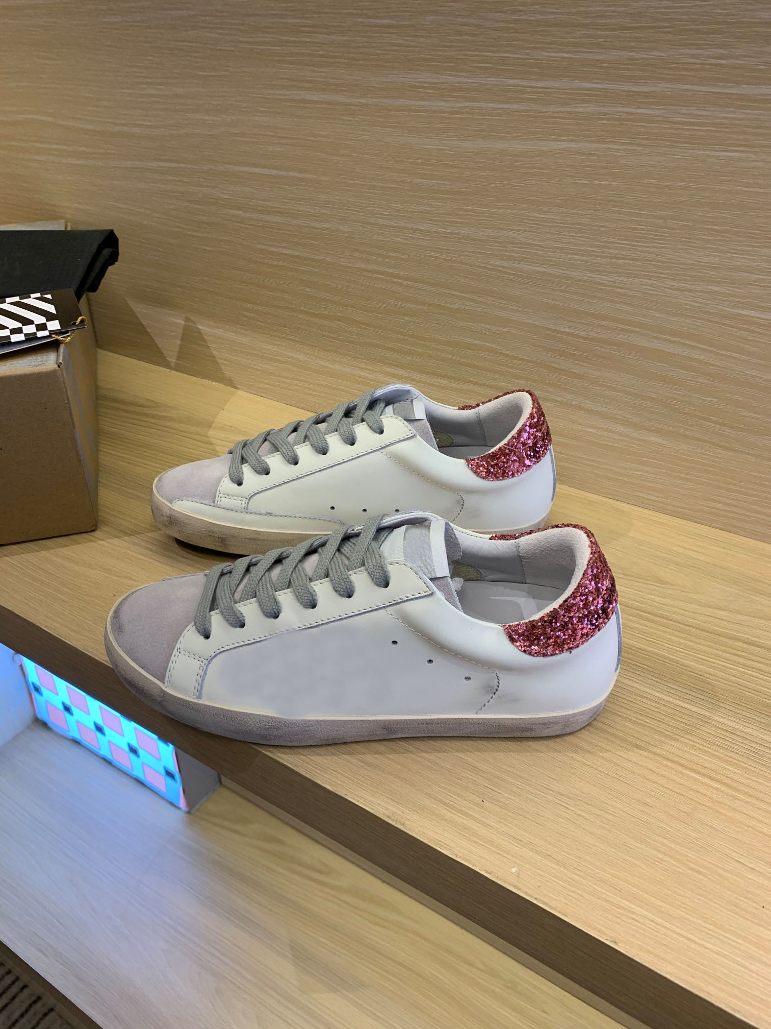 Designer Italian brand Superstar sneakers gold ladies casual shoes sequined classic white Do old dirty goose men's tennis
Designer Italian brand Superstar sneakers gold ladies casual shoes sequined classic white Do old dirty goose men's tennis