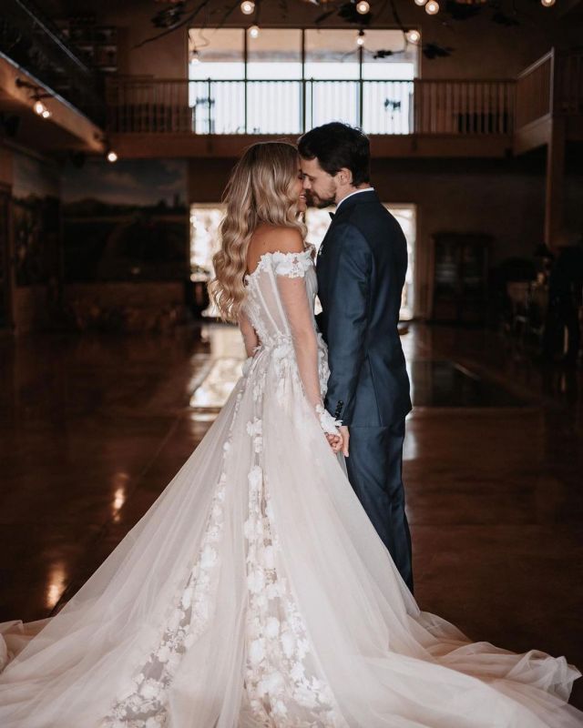 New Bohemian Floral Lace A Line Wedding Dress Charming Off Shoulder Long Sleeves Ivory Tulle Beach Country Bridal Gowns Corset Top Bride Dresses Court