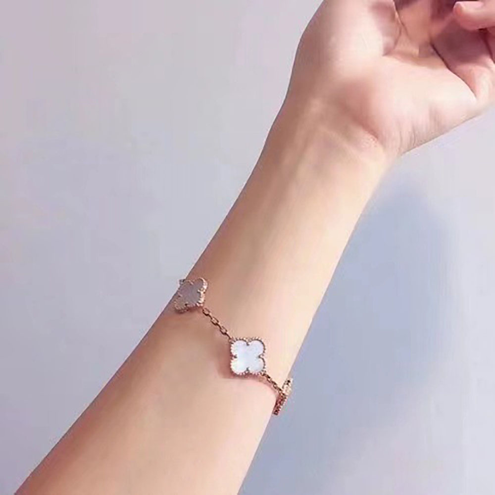 Have stamps Top quality chain Fashion Four Leaf Clover 5 colors Link Bracelets 18K Gold for Women Girls Valentine's Wedding Jewelry, Black
Have stamps Top quality chain Fashion Four Leaf Clover 5 colors Link Bracelets 18K Gold for Women Girls Valentine's Wedding Jewelry, Black