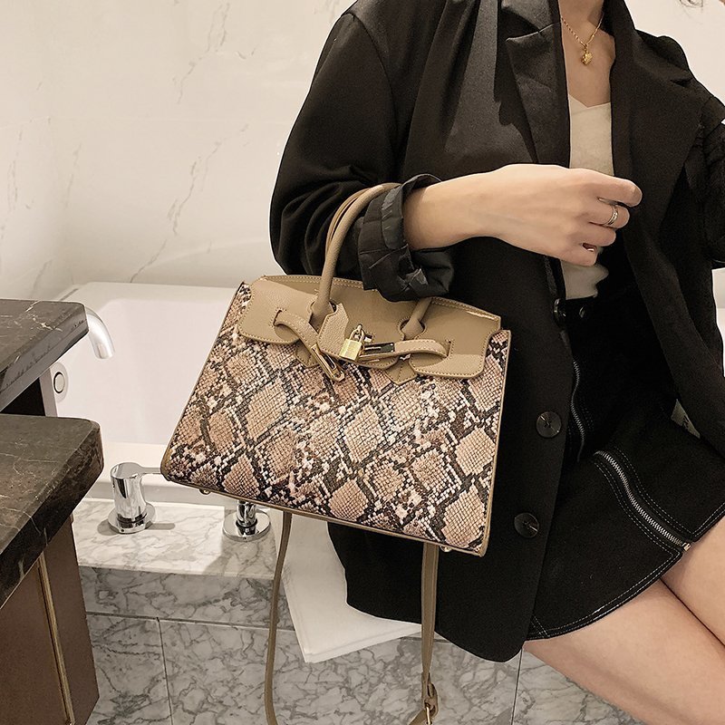 Autumn and winter 2021 new one shoulder straddle handbag snake pattern women's fashion Kelly bag
Autumn and winter 2021 new one shoulder straddle handbag snake pattern women's fashion Kelly bag