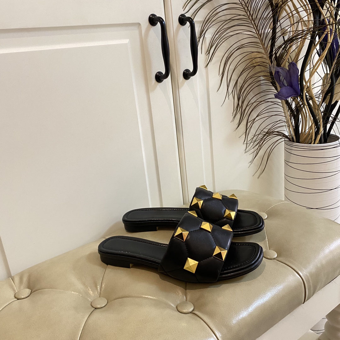 Fashion Summer Women Slippers Genuine Leather Grid Rivet Flat Slides Non-slip Wear-resistant Sandal Lady Sexy 5.5cm High Heels Size 35-42 with BOX, Black 
Fashion Summer Women Slippers Genuine Leather Grid Rivet Flat Slides Non-slip Wear-resistant Sandal Lady Sexy 5.5cm High Heels Size 35-42 with BOX, Black