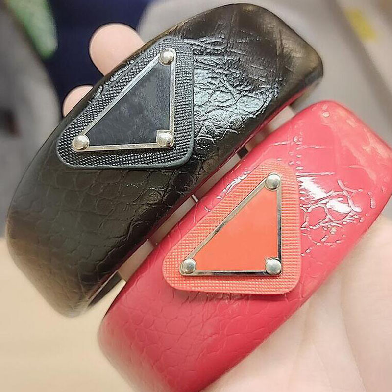 Fashion Crocodile Skin Texture Designer Triangle Headbands Charm Women Letters Wide Edge Leather Hair Hoop temperament Ladies Hairbands Headwraps
Fashion Crocodile Skin Texture Designer Triangle Headbands Charm Women Letters Wide Edge Leather Hair Hoop temperament Ladies Hairbands Headwraps