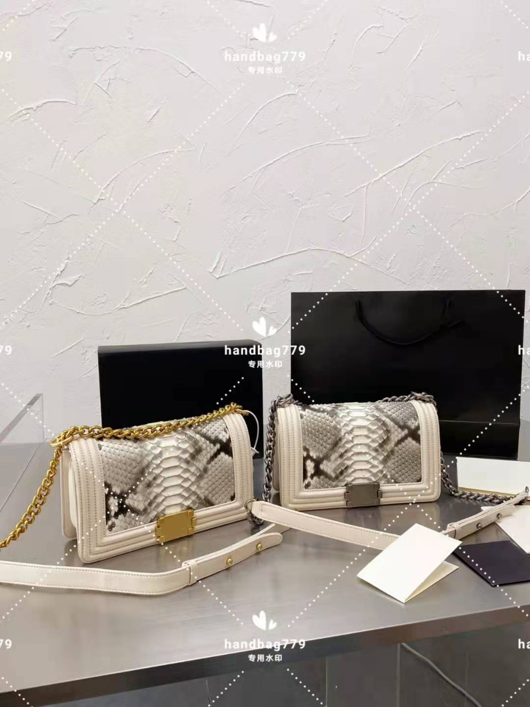 Classic leather dinner folding box bags stylish unique snake design exquisite hardware shoulder and back slanting cross large capacity chain bag
Classic leather dinner folding box bags stylish unique snake design exquisite hardware shoulder and back slanting cross large capacity chain bag