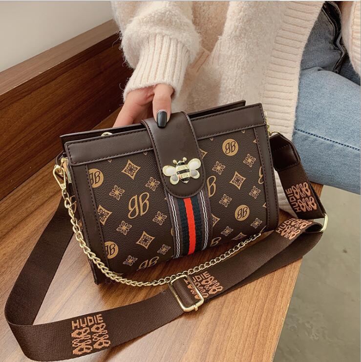 Factory wholesale women shoulder bag street personality diamond chain bags retro printed leather handbag elegant atmosphere contrast womens handbags
Factory wholesale women shoulder bag street personality diamond chain bags retro printed leather handbag elegant atmosphere contrast womens handbags