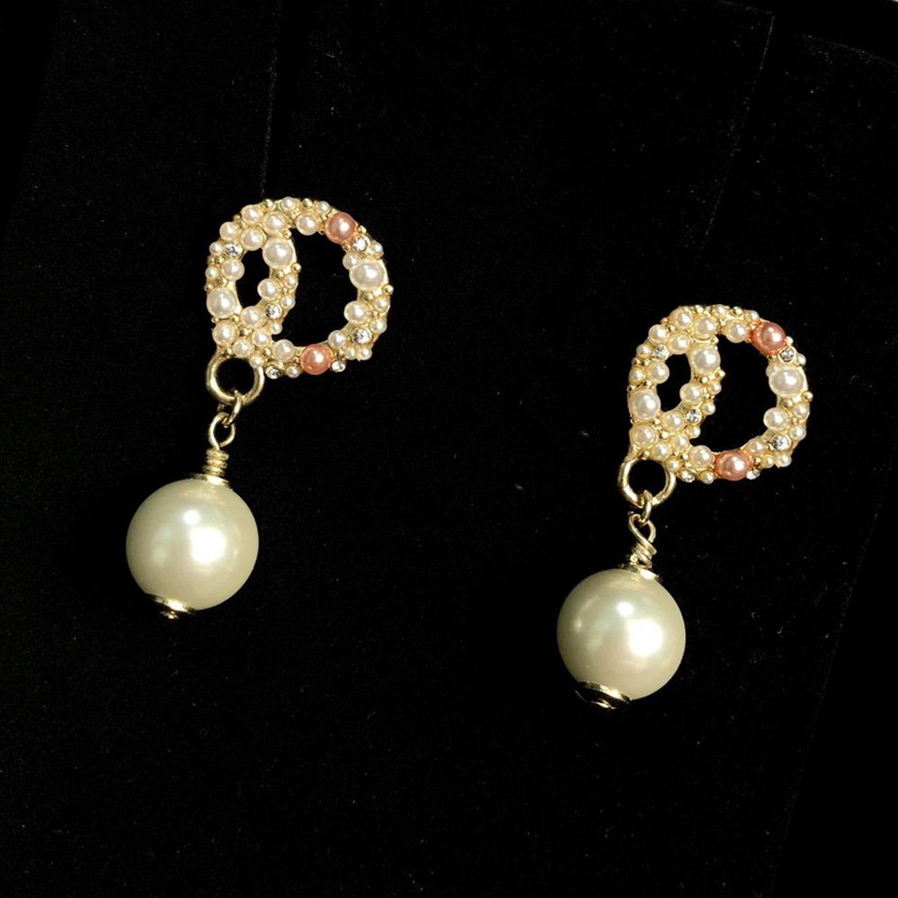 Luxury Designer Earrings Stud Classic letter 925 silver Pearl Pendant Earring top gift L2-006, Golden;silver
Luxury Designer Earrings Stud Classic letter 925 silver Pearl Pendant Earring top gift L2-006, Golden;silver