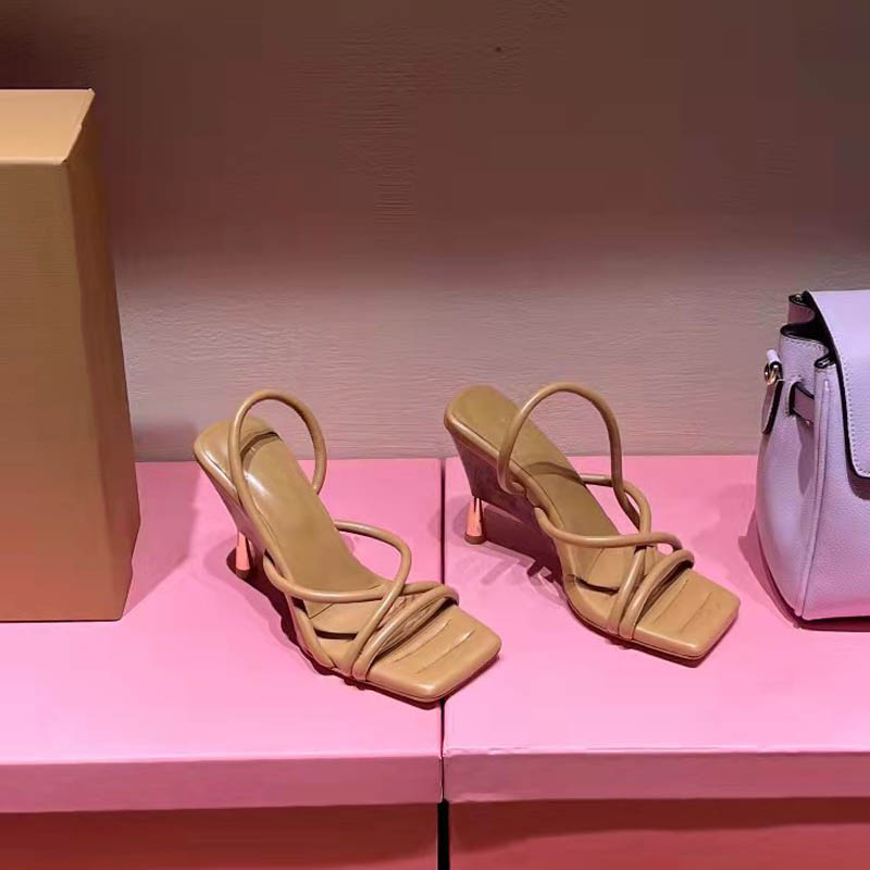 2022 Ladies Designer Sandals Fashion Sexy Black White Cross Strap Vintage Dress Shoes Women's High Heels 35-41
2022 Ladies Designer Sandals Fashion Sexy Black White Cross Strap Vintage Dress Shoes Women's High Heels 35-41