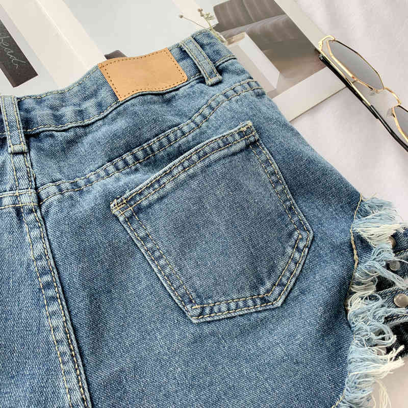 [EWQ] Spring Summer New Studded Raw Fringed Wide-leg Shorts High Waist Hot Rivet All-amtch Black Denim Short QV664 210423