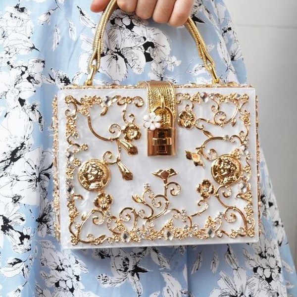 Italian Fashion Box Vintage Women Evening Bags Handbags Luxury Gold Hollow Carved Clutch Purse Wedding Party Prom Ladies Bag Bridal Accessoires AL9131
Italian Fashion Box Vintage Women Evening Bags Handbags Luxury Gold Hollow Carved Clutch Purse Wedding Party Prom Ladies Bag Bridal Accessoires AL9131