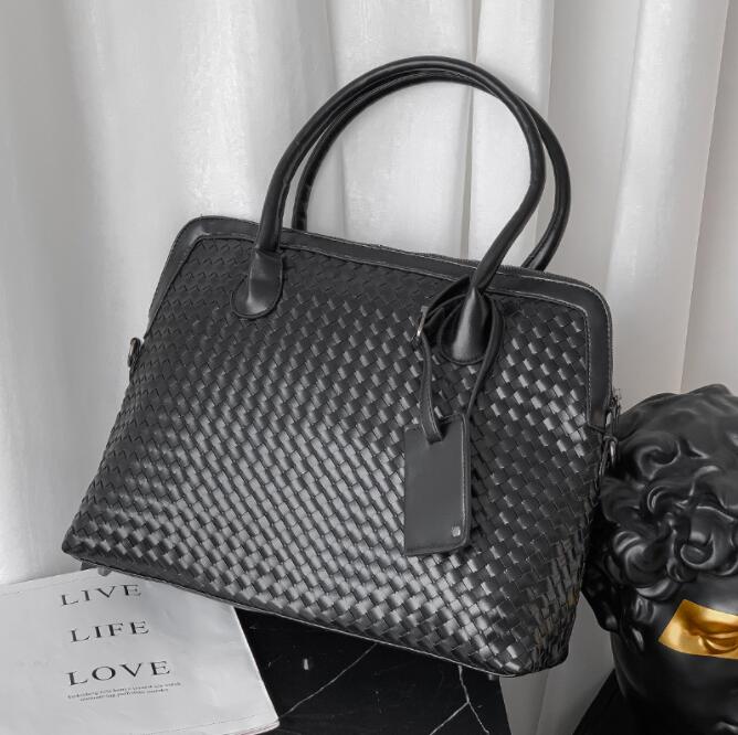 Factory wholesale men handbag woven portable briefcase horizontal large capacity leather computer bags hand wovens leathers messenger bag, Black
Factory wholesale men handbag woven portable briefcase horizontal large capacity leather computer bags hand wovens leathers messenger bag, Black