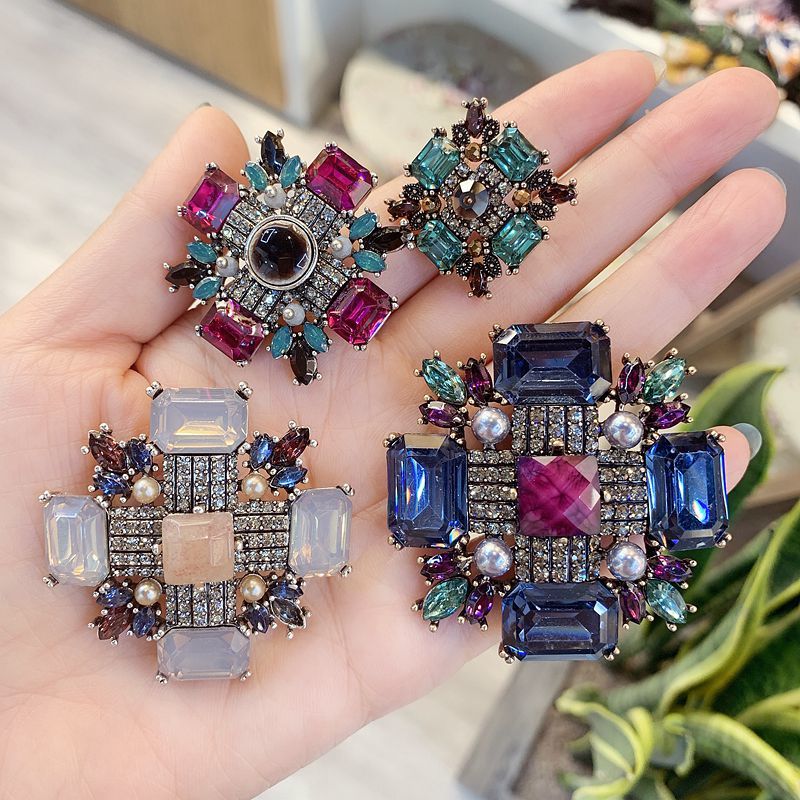 Personality retro coat accessories Crystal rhinestone Korea luxury Joker brooch pin temperament female
Personality retro coat accessories Crystal rhinestone Korea luxury Joker brooch pin temperament female