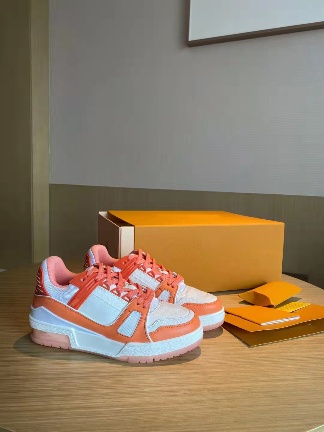 2021 designer women high top sneakers casual and comfortable leather breathable sneaker couple shoes size 35-40 boots Ship with box
2021 designer women high top sneakers casual and comfortable leather breathable sneaker couple shoes size 35-40 boots Ship with box