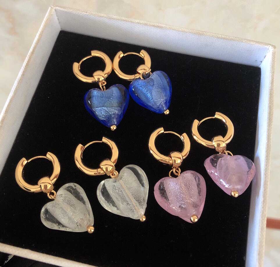 2022 Classic excelent quality dangle charm style white blue pink transparent design drop stud earring with heart shape women wedding jewelry gift have box PS3014
2022 Classic excelent quality dangle charm style white blue pink transparent design drop stud earring with heart shape women wedding jewelry gift have box PS3014