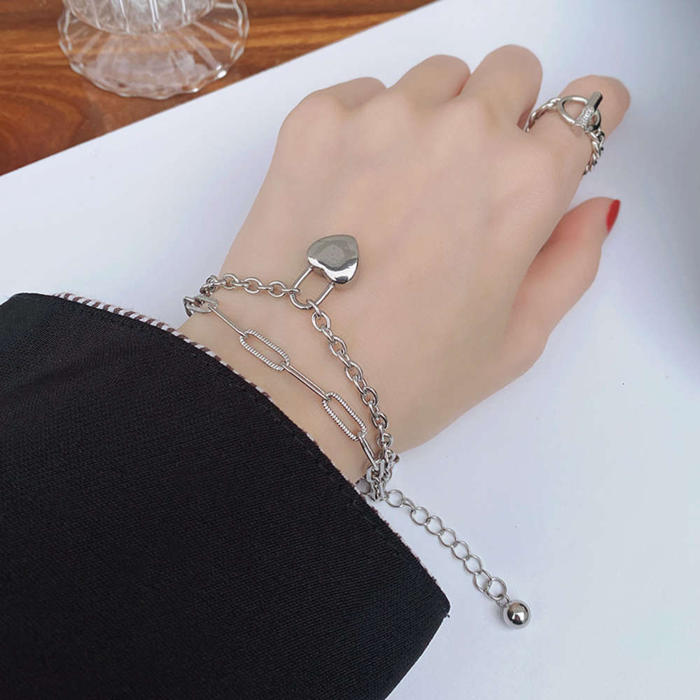 2021 acier titane non fondue Love Love Double couche Bracelet Femme Personnalité Chaîne Tempérament Simple Niche Design Accessoires de la main