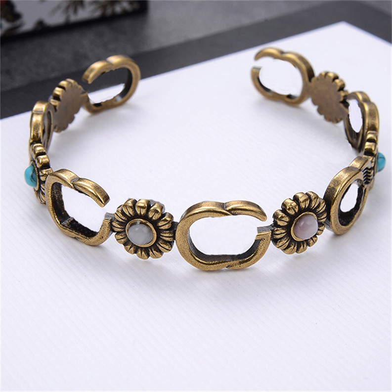 Vintage Pearl Tennis Letter Metal Bracelet Designer Flower Without Buckle Bracelets For Girls Dating Travel Accessories
Vintage Pearl Tennis Letter Metal Bracelet Designer Flower Without Buckle Bracelets For Girls Dating Travel Accessories
