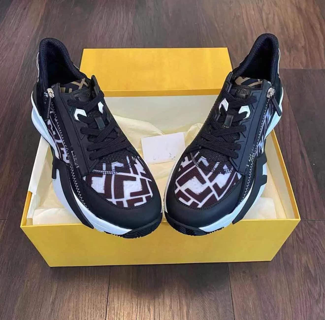 Fashion luxury Men FLOW Sneakers Shoes Comfort Nylon Suede Casual Women Sports Zipper Rubber Runner Sole Tech Fabrics Outdoor Trainer man sneaker
Fashion luxury Men FLOW Sneakers Shoes Comfort Nylon Suede Casual Women Sports Zipper Rubber Runner Sole Tech Fabrics Outdoor Trainer man sneaker