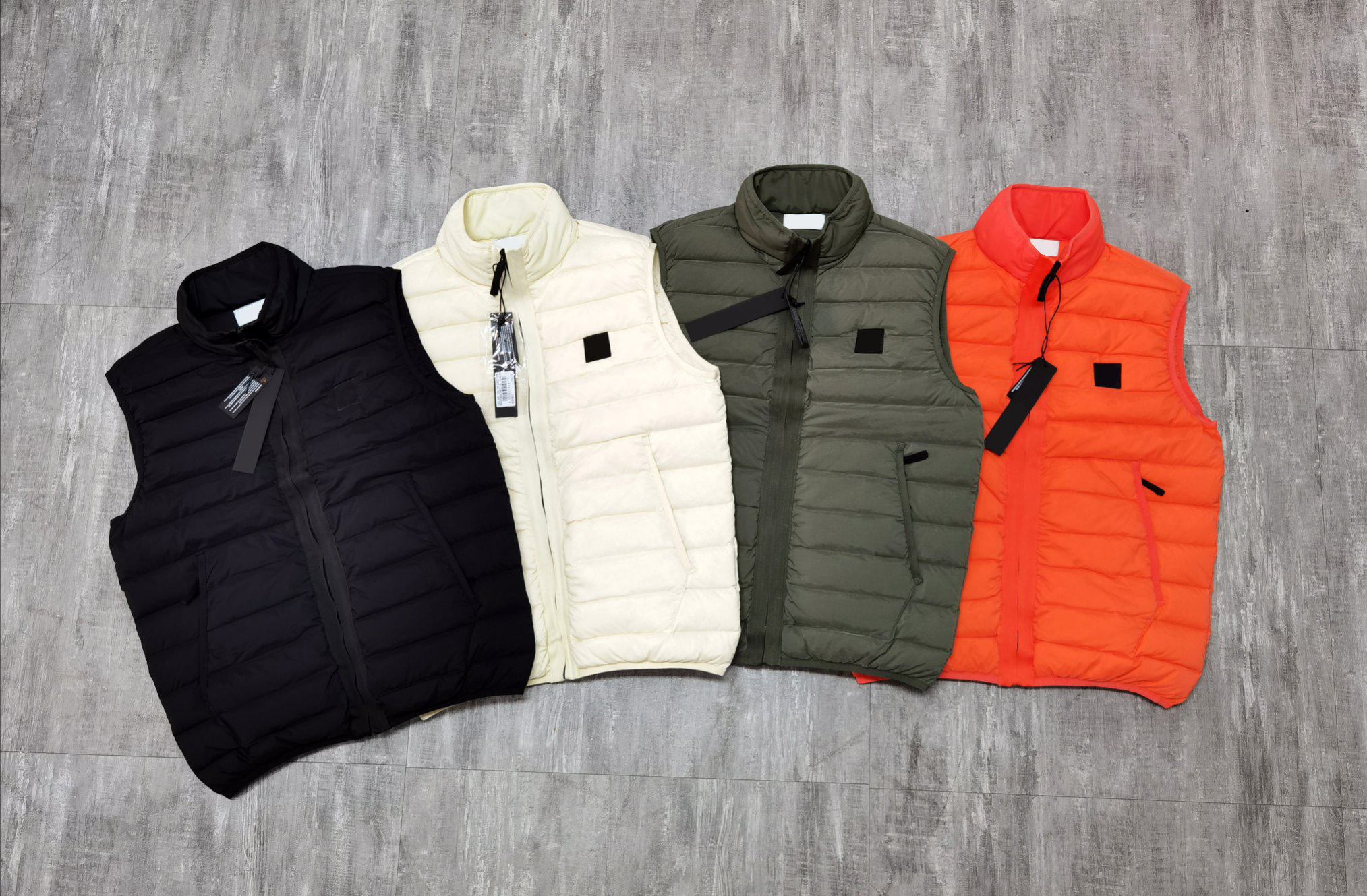 2020 Womens and mens vest couple fashion new brand down coat Embroidery disc letters Imported metal nylon fabric M-XXL winter warm vest, Black;white
2020 Womens and mens vest couple fashion new brand down coat Embroidery disc letters Imported metal nylon fabric M-XXL winter warm vest, Black;white