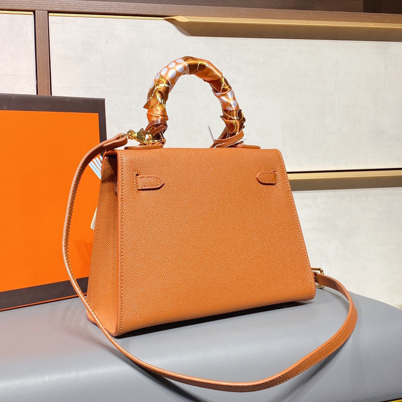 Luxurys Designers Bags 2021 handbag Top Quality woman Version Berkin classic Ladies Chain Gold Silver Buckle Leather shoulder Female Crossbody, H1
Luxurys Designers Bags 2021 handbag Top Quality woman Version Berkin classic Ladies Chain Gold Silver Buckle Leather shoulder Female Crossbody, H1