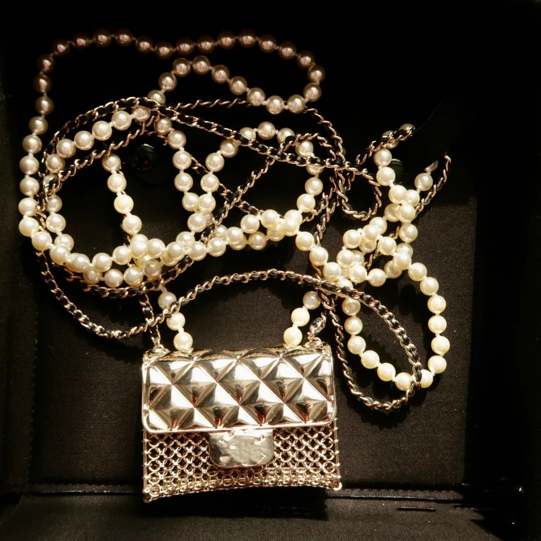 Vintage Chain Webbing Pearl Double Layer Mini Diagonal Metal Medium Heavy Industry Small Square Bag Necklace, Silver
Vintage Chain Webbing Pearl Double Layer Mini Diagonal Metal Medium Heavy Industry Small Square Bag Necklace, Silver