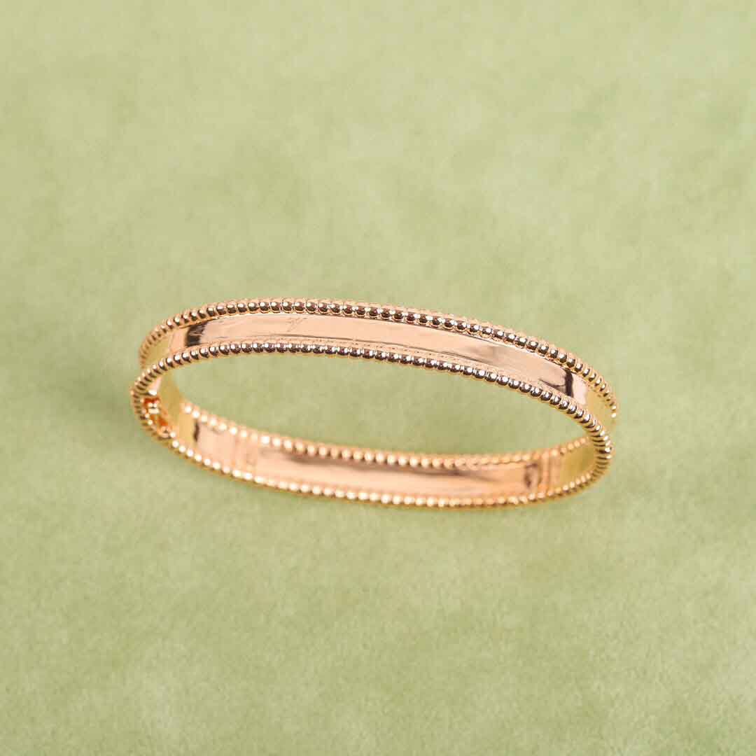 2022 Top quality charm Bangle punk band bracelet in two colors plated for women wedding jewelry gift have box stamp and words design PS7326
2022 Top quality charm Bangle punk band bracelet in two colors plated for women wedding jewelry gift have box stamp and words design PS7326