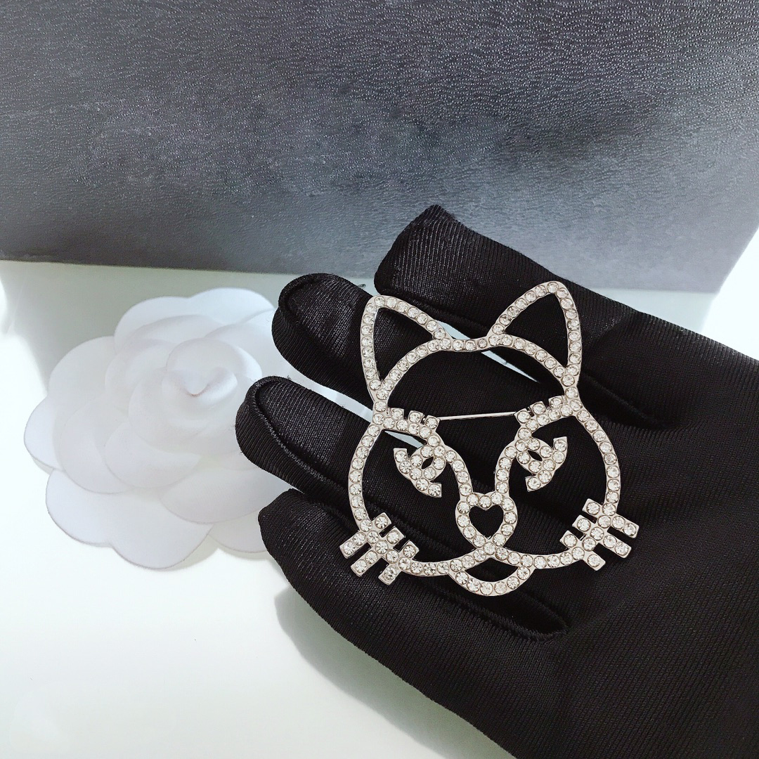 22ss 19style Brand Designer Letters Triangle Brooch Women Geometric Pearl Crystal Rhinestone Brooches Suit Pins Party Gift Fashion Jewelry Accessories
22ss 19style Brand Designer Letters Triangle Brooch Women Geometric Pearl Crystal Rhinestone Brooches Suit Pins Party Gift Fashion Jewelry Accessories