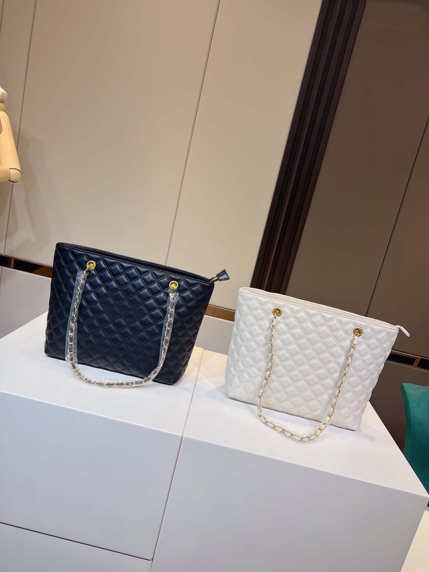 Fall New Ladies Bags Luxury Designer One-shoulder Stacked Shopping Bags Versatile and Lightweight
Fall New Ladies Bags Luxury Designer One-shoulder Stacked Shopping Bags Versatile and Lightweight