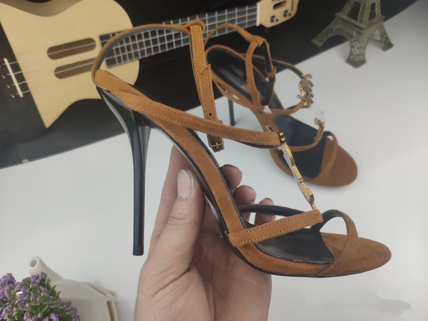 Custom made Top quality suede inside luxury designer metal strip Black Patent Leather Thrill Heel Pumps Women Tribute MJK0002
Custom made Top quality suede inside luxury designer metal strip Black Patent Leather Thrill Heel Pumps Women Tribute MJK0002