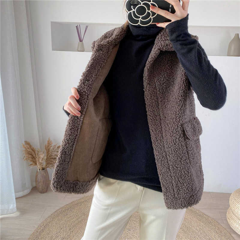 Winter Vest Jackets Lamb Wool Thicken Warm Waistcoat Women Turn Down Collar Hidden Button Pockets Outwear Sleeveless Coat 210915