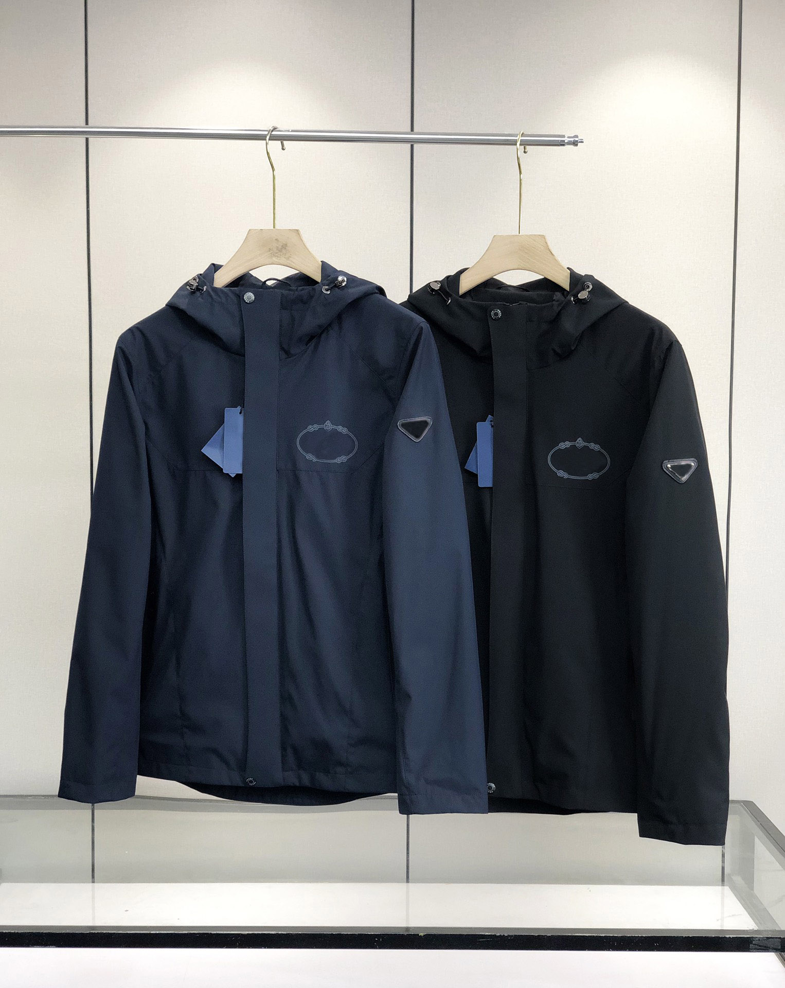 21ss 2021 Spring hooded jacket new designers mens jackets retro blouse Imported material Comfortable and breathable Arm inverted triangle design lapel shirts, Black
21ss 2021 Spring hooded jacket new designers mens jackets retro blouse Imported material Comfortable and breathable Arm inverted triangle design lapel shirts, Black