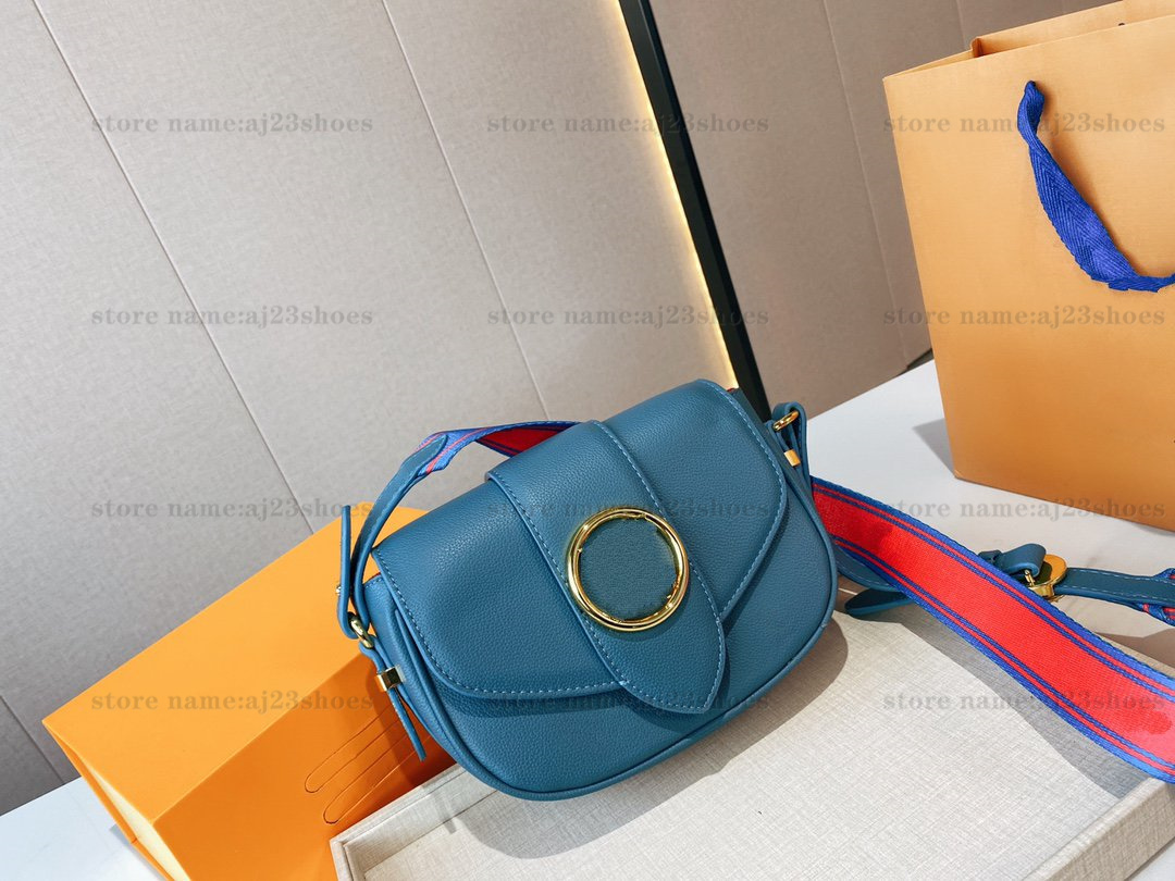 Pont 9 Soft MM Bags Rounded Handbag Mocaccino Grained Leather Woven Monograms Flowers Two-Color Strap crossbody designer Bag, 01
Pont 9 Soft MM Bags Rounded Handbag Mocaccino Grained Leather Woven Monograms Flowers Two-Color Strap crossbody designer Bag, 01