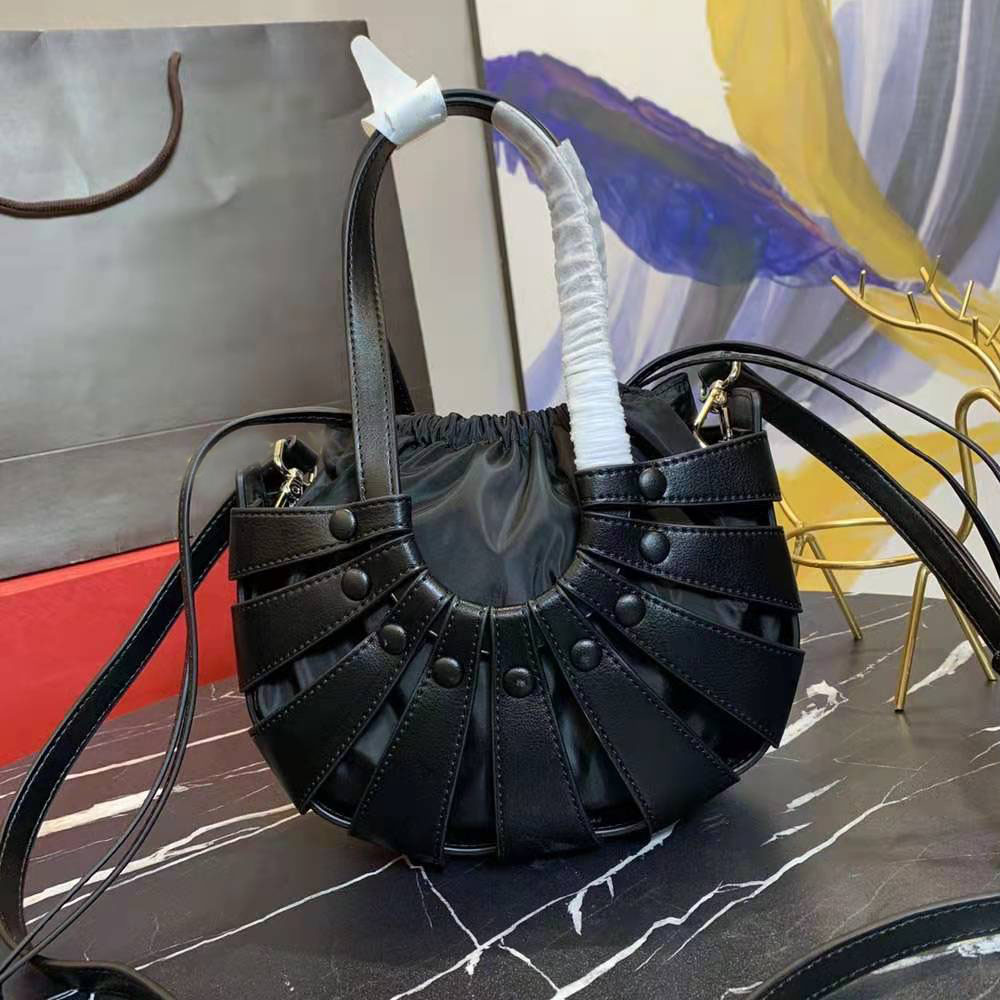 Leisure shell bag holiday style vegetable basket single shoulder diagonal portable hollow female bags strap softness luggage PU material, Don‘t pay
Leisure shell bag holiday style vegetable basket single shoulder diagonal portable hollow female bags strap softness luggage PU material, Don‘t pay