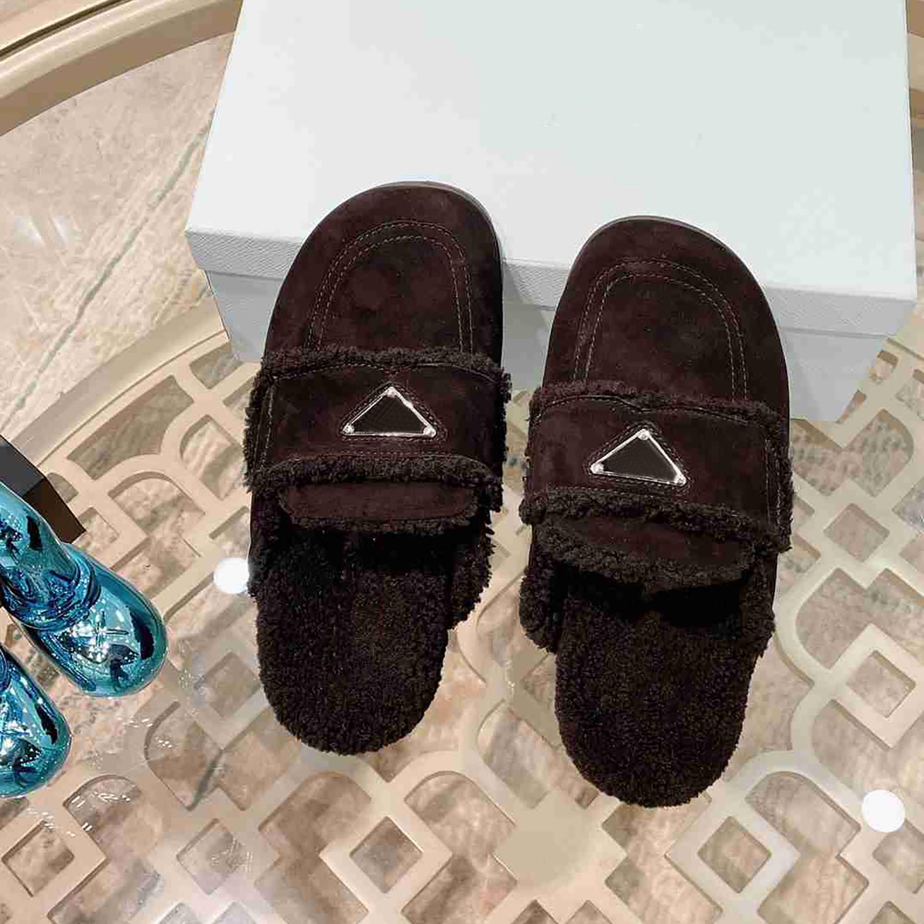 Desiner Top QUALITY Wool Top Shoes Winter Plush Half Slippers Indoor Hotle Warm Fox Fur Sandals for Women Slides with Box Size 40, Black
Desiner Top QUALITY Wool Top Shoes Winter Plush Half Slippers Indoor Hotle Warm Fox Fur Sandals for Women Slides with Box Size 40, Black