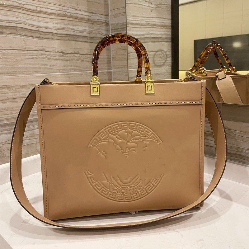 2021 Sunshine Shopper Debossed Leather Tote Bag Designer Handbag Women Luxurys Shoulder Purse Clutch Handle Bags Crossbody Flap, Box (non-sale)
2021 Sunshine Shopper Debossed Leather Tote Bag Designer Handbag Women Luxurys Shoulder Purse Clutch Handle Bags Crossbody Flap, Box (non-sale)