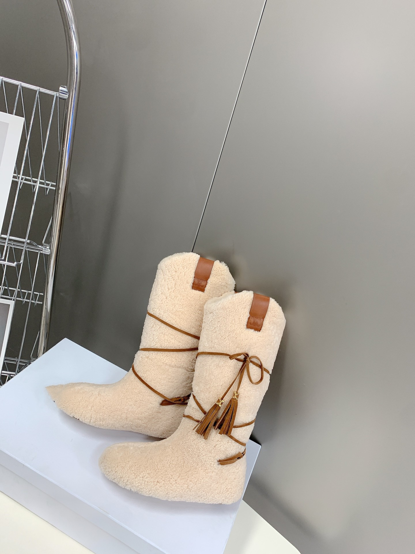 2021 designers snow boots women fashion soft flat girls casual winter brown shoe with fur half boot beige Bandage, Box
2021 designers snow boots women fashion soft flat girls casual winter brown shoe with fur half boot beige Bandage, Box