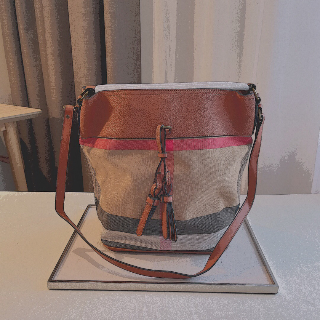 Luxury Design Classic High Quality Tassel Bucket Bag Latticed Stripe Tote Bags Neutral Wind Retro Modern Shoulder Pakage Zipper Drawstring Packages
Luxury Design Classic High Quality Tassel Bucket Bag Latticed Stripe Tote Bags Neutral Wind Retro Modern Shoulder Pakage Zipper Drawstring Packages