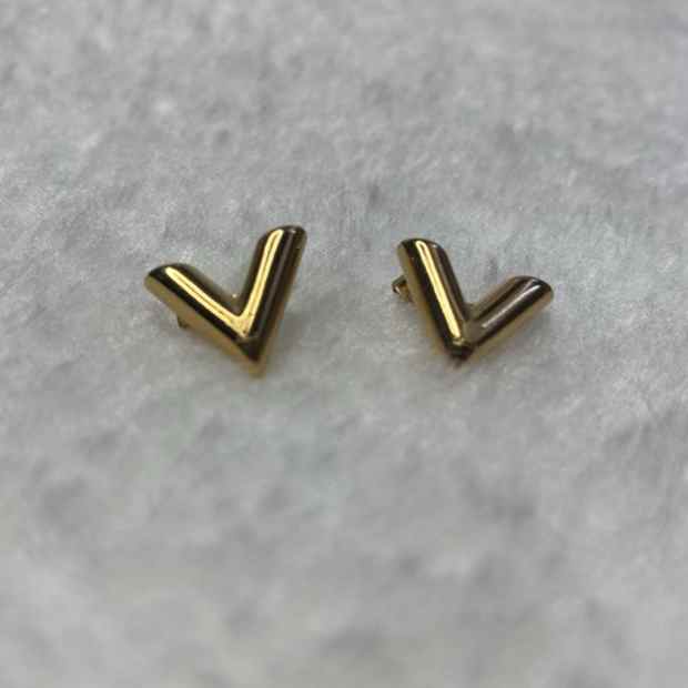 3 Colors Top Quality Classic Style Women Designer Studs Gold Plated Simple V Letter Titanium Steel Earrings Fashion Jewelry Party Gifts Wholesale
3 Colors Top Quality Classic Style Women Designer Studs Gold Plated Simple V Letter Titanium Steel Earrings Fashion Jewelry Party Gifts Wholesale