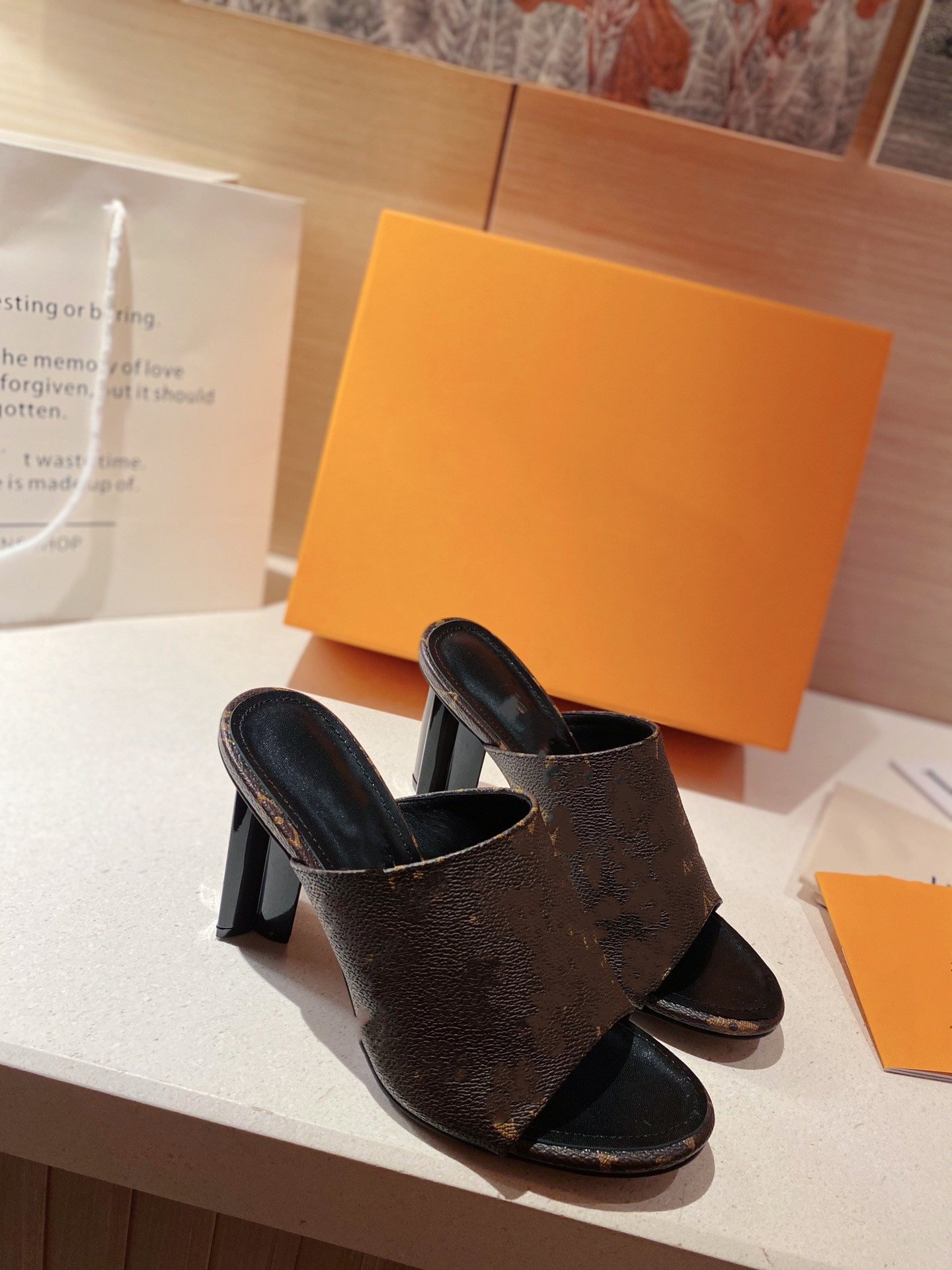 Luxury Designer women sandals rubber-soled slippers square heels the highest quality a variety of colors sizes 35-41, Black
Luxury Designer women sandals rubber-soled slippers square heels the highest quality a variety of colors sizes 35-41, Black