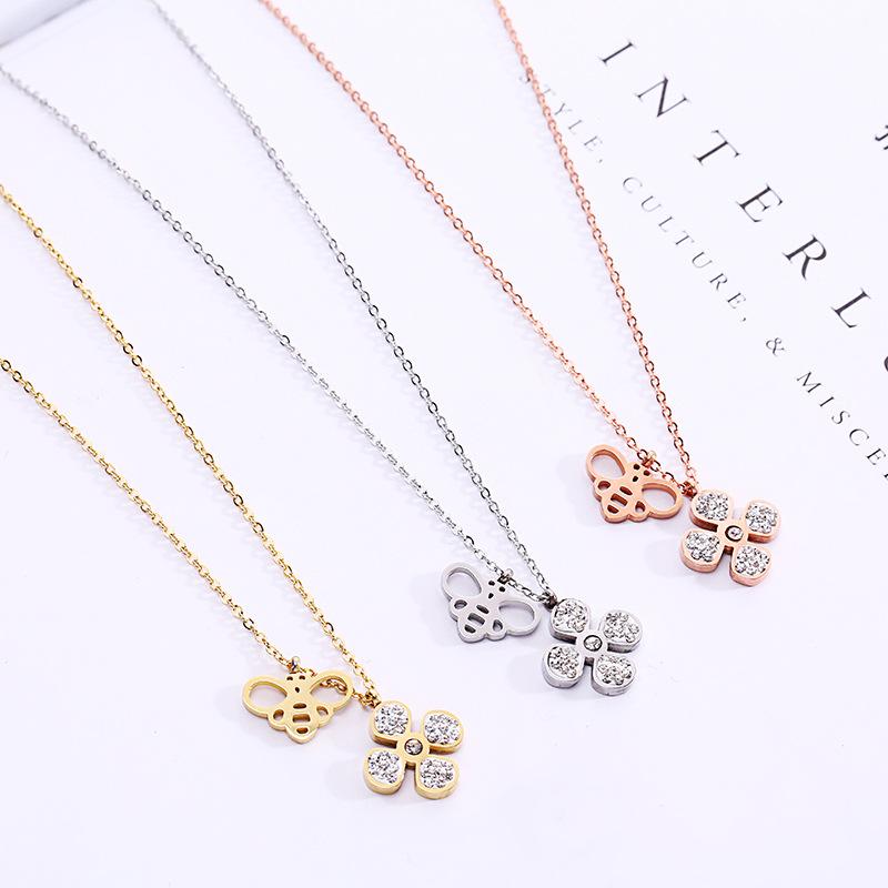 Pendant Necklaces TSHOU119 Fashion Big Four-leaf Clover Bee Titanium Steel Necklace Rose Gold Clavicle Chain, Silver
Pendant Necklaces TSHOU119 Fashion Big Four-leaf Clover Bee Titanium Steel Necklace Rose Gold Clavicle Chain, Silver