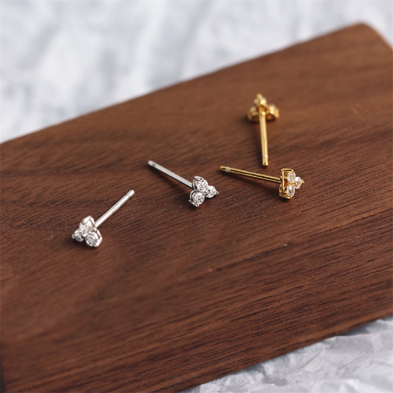 925 Sterling Silver Inlaid Crystal Geometric Clover Stud Earrings Light Luxury Mature Glamour Women Jewelry Accessories 2691 Q2
925 Sterling Silver Inlaid Crystal Geometric Clover Stud Earrings Light Luxury Mature Glamour Women Jewelry Accessories 2691 Q2