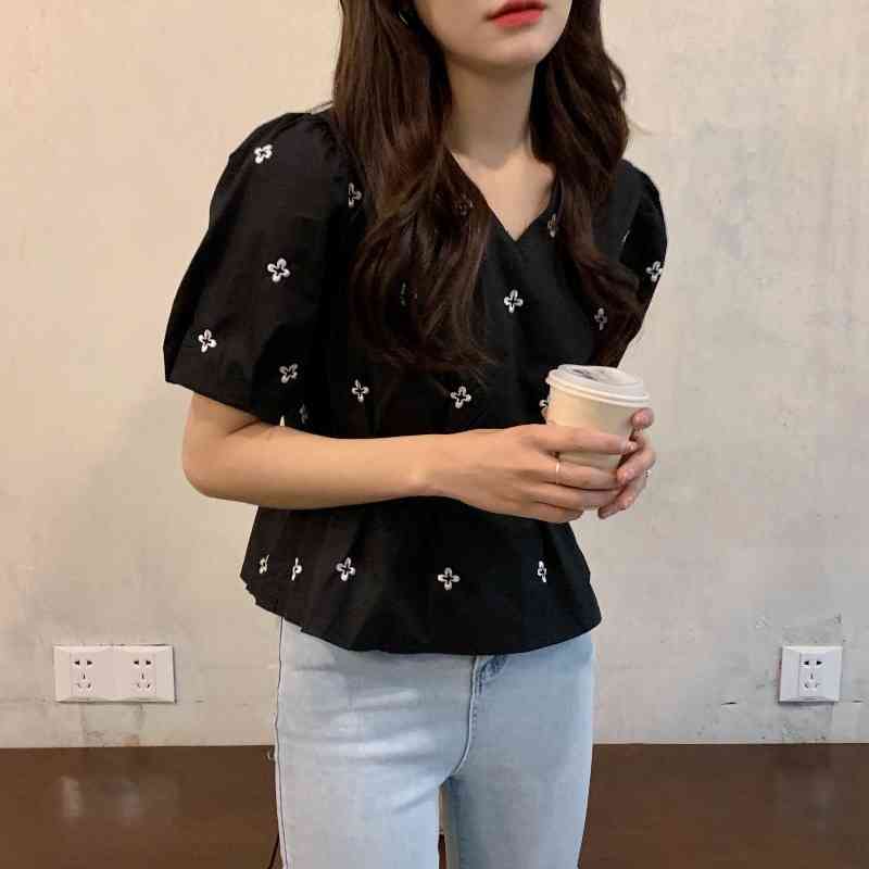White V Neck Puff Sleeve Floral Embroidery Blouse Women Fashion Sweet Chic Korean Summer Slim Waist Temperament Short Top 210429
