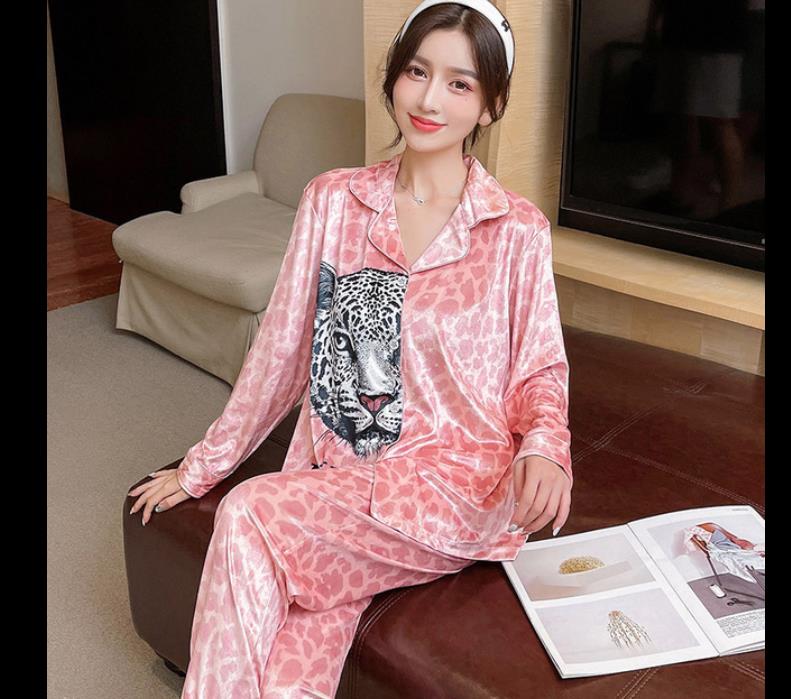 Fashion Vintage Ice Silk Sleepwear Textile for Women Classic Comfortable Plant Printed Sleepsuit Vacation Outdoor V Neck Homewear
Fashion Vintage Ice Silk Sleepwear Textile for Women Classic Comfortable Plant Printed Sleepsuit Vacation Outdoor V Neck Homewear